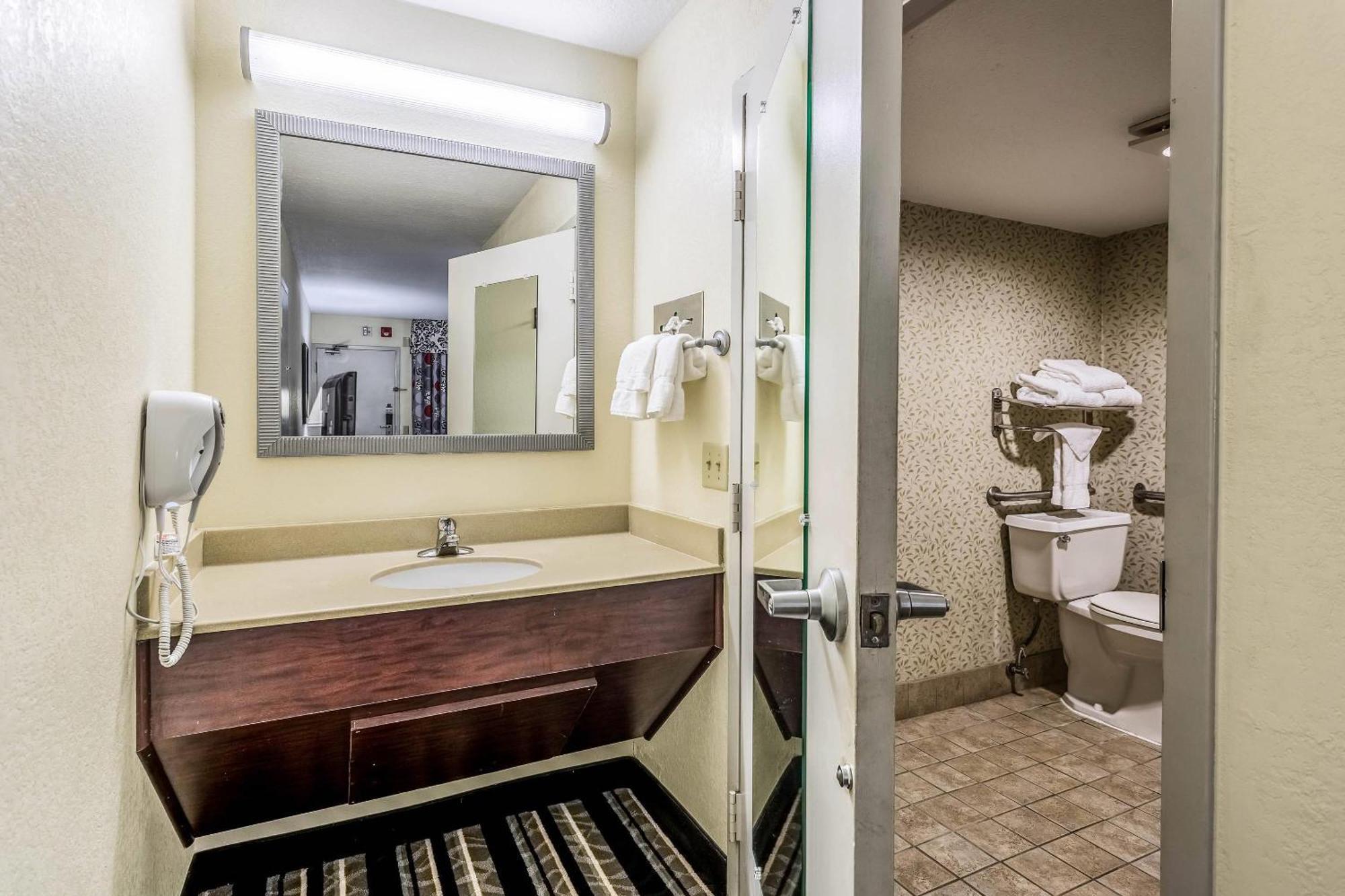 Hotel Clarion Pointe Research Park 3*
