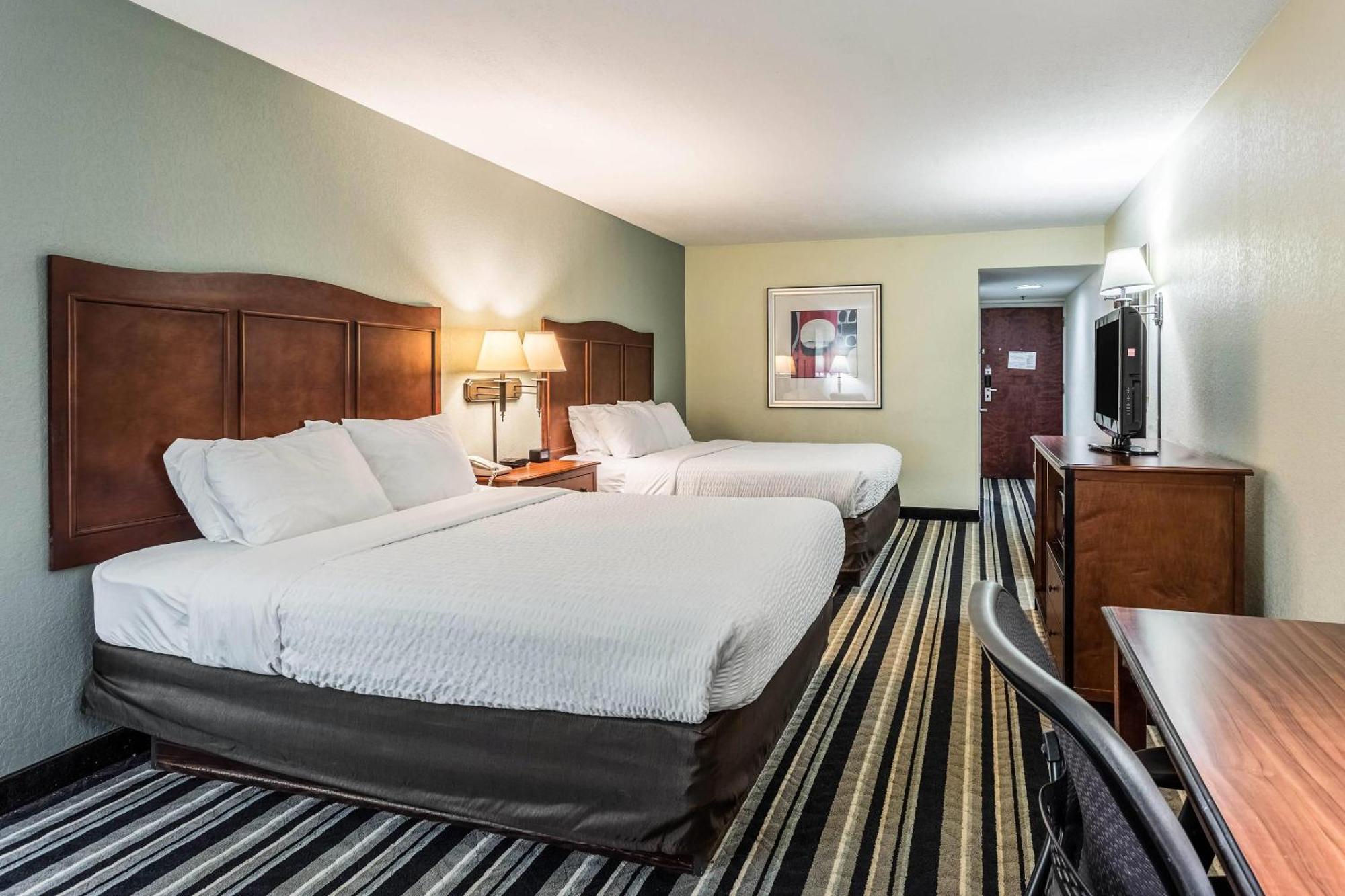 Clarion Pointe Research Park Hotel 3*