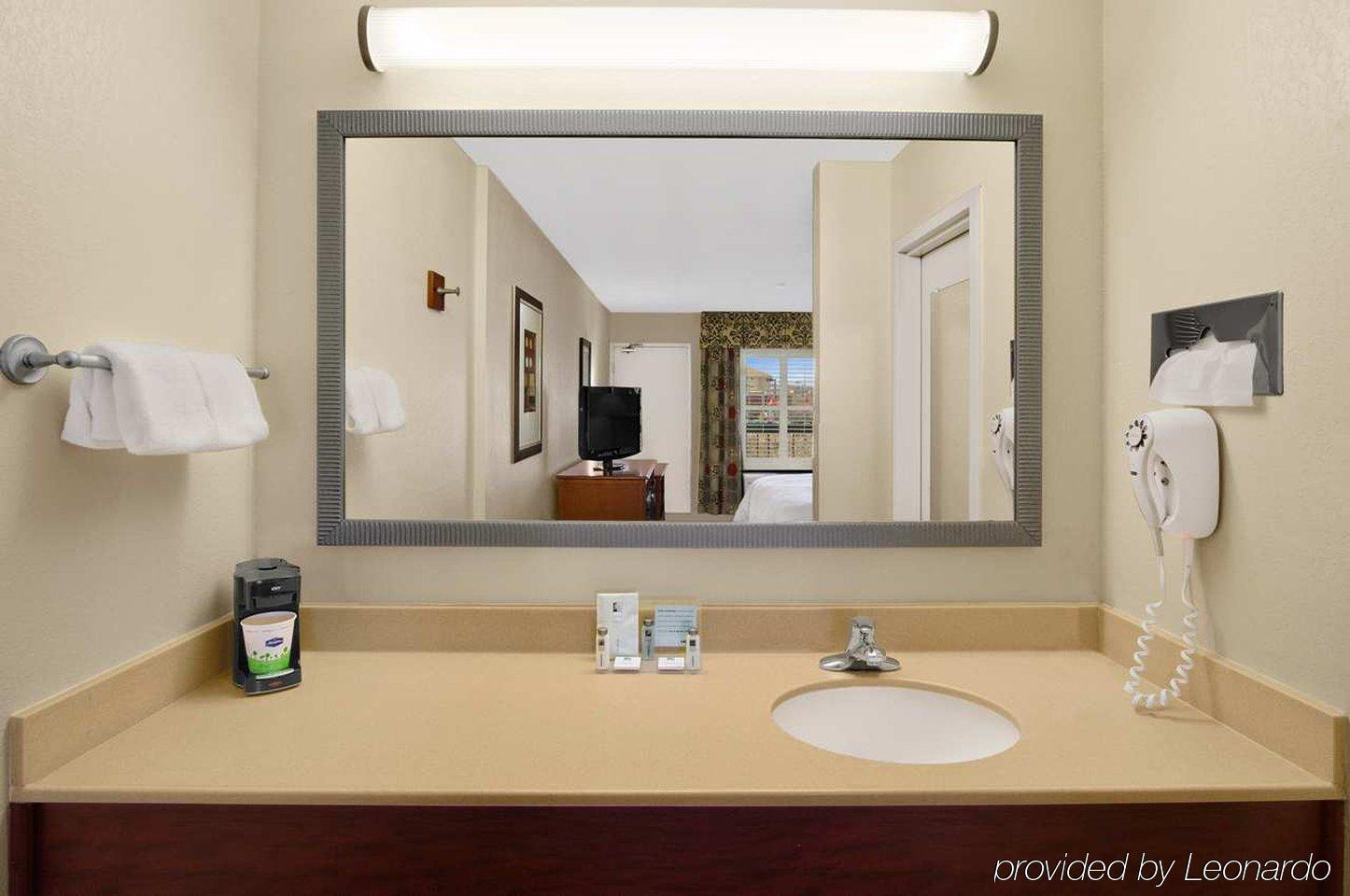 Hotel Clarion Pointe Research Park 3*